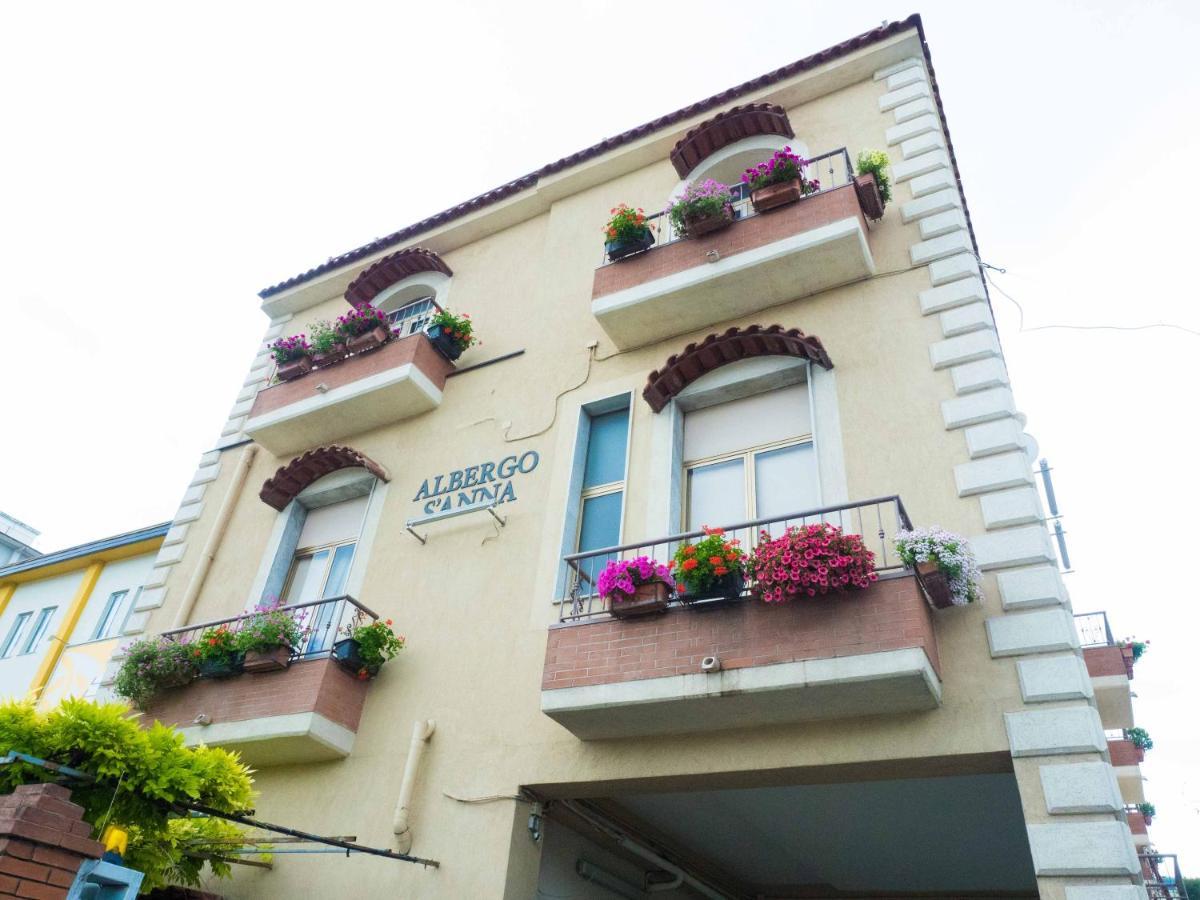 Albergo Sant'Anna Pagani Eksteriør bilde